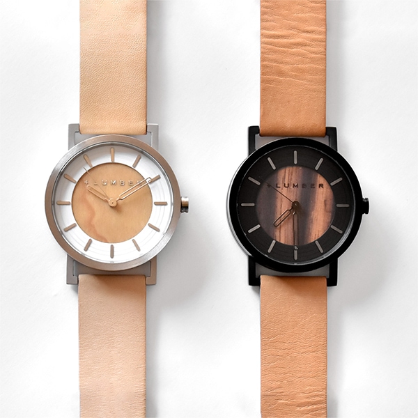 厚みが重厚感ある木製の腕時計