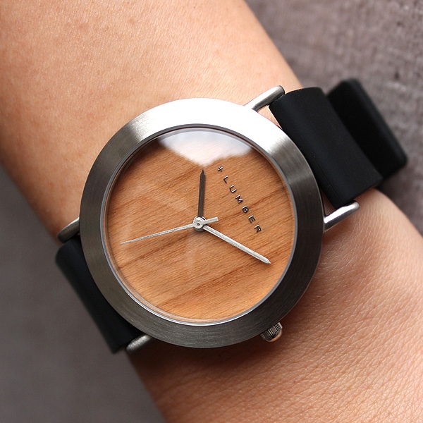 シンプルなスタイルが木目をより強調する腕時計です