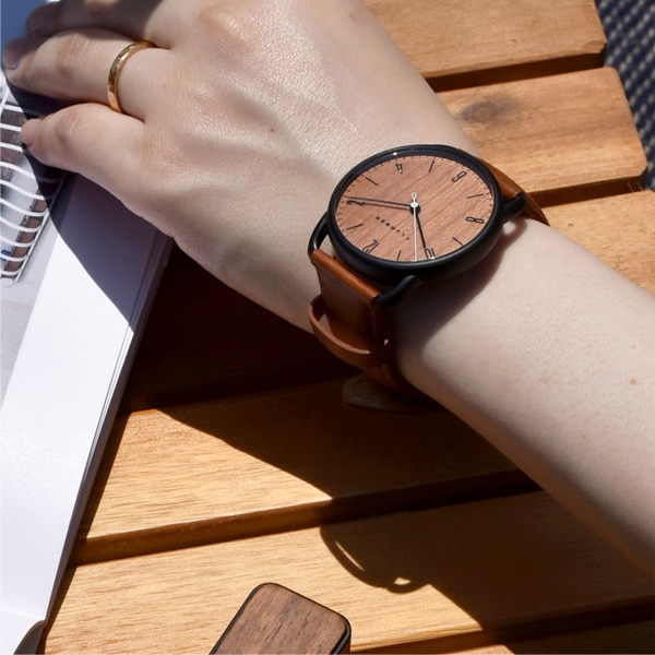 シックなデザインの木製腕時計