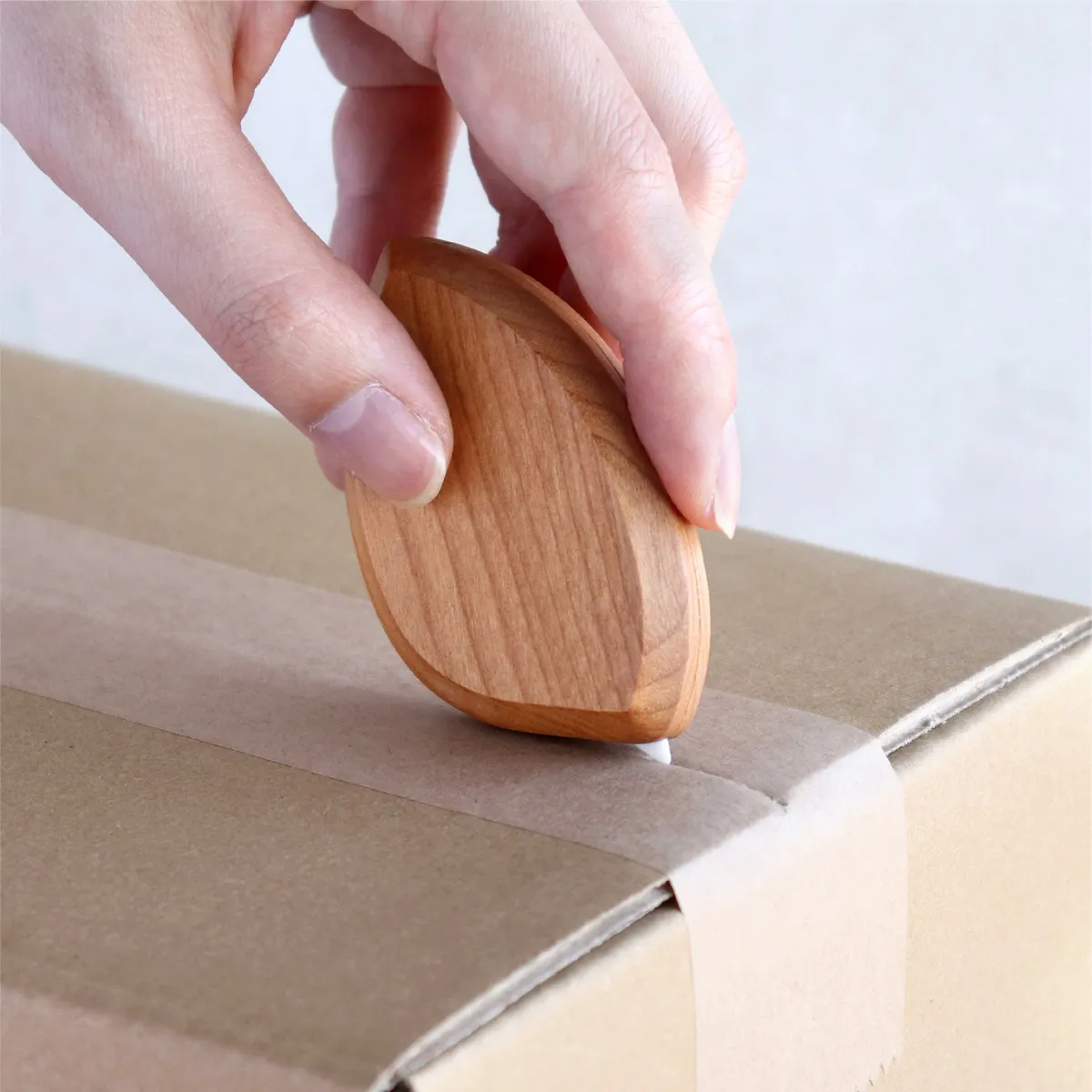 Box Opener」ついばむように、すっと開ける。小鳥モチーフの木製