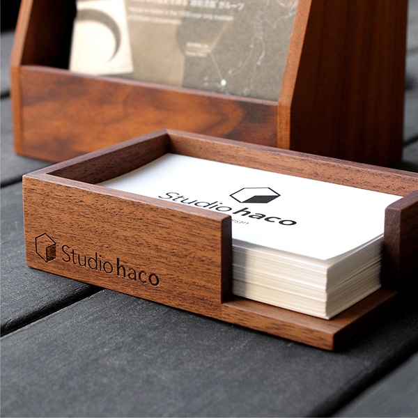 レーザー刻印で木製カードトレイに会社名・ショップ名などを刻印する事ができます