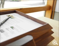 Hacoaブランドの無垢板を贅沢に使用した木製3段書類ケース「Document Case」