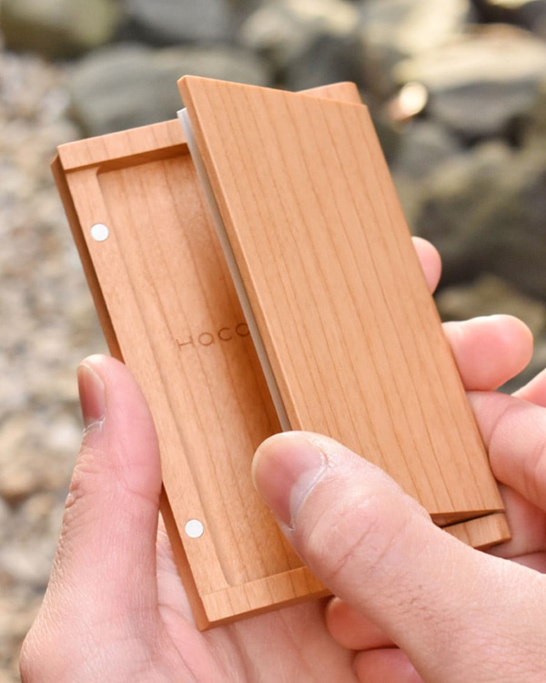 木製なのにスリムでシンプルな名刺入れ「Hacoa CardCase チェリー」