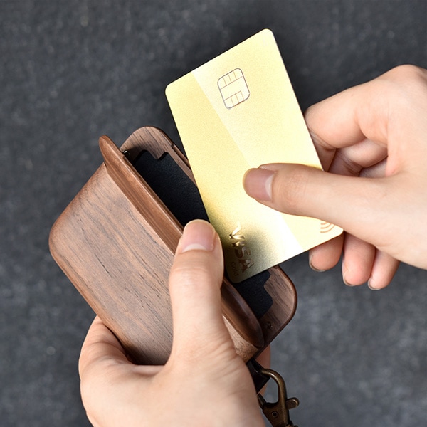 手に馴染む丸みあるデザイン。スマートに開閉が可能なパスケース「IC-PassCase Gentle」