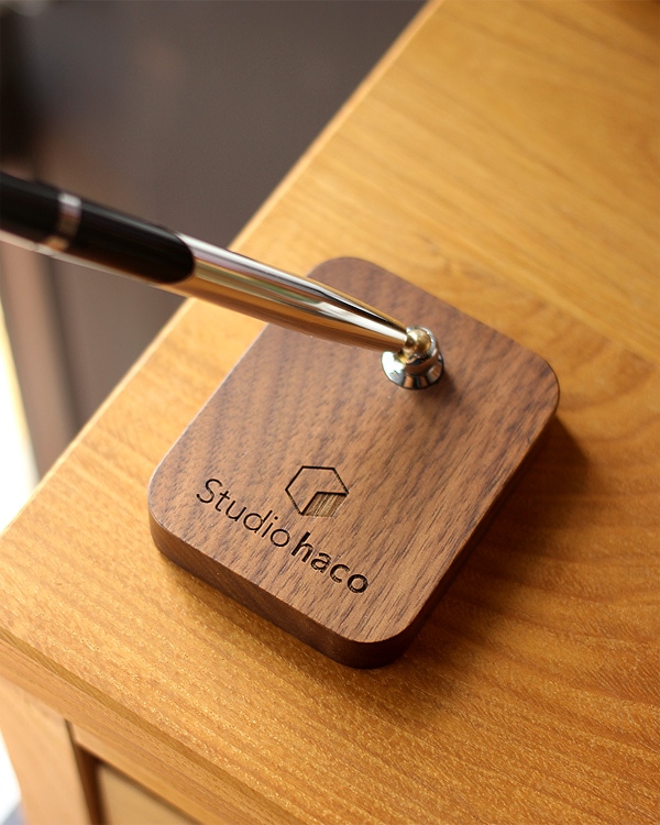 ショップロゴをレーザー刻印できる木製ペンスタンド（専用ペン1本付属）