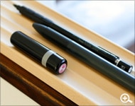 ペンを美しく整理する木製ペントレイ・ペントレー