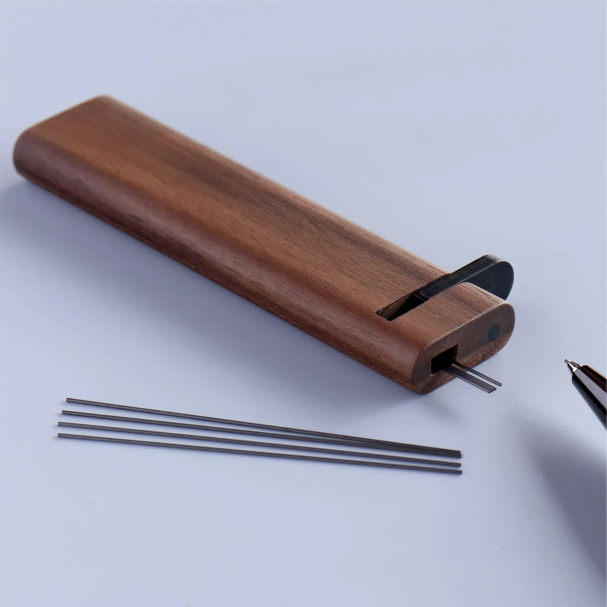 シャープペンシル替芯や爪楊枝が入る木製スリムホルダー「Slim Holder」