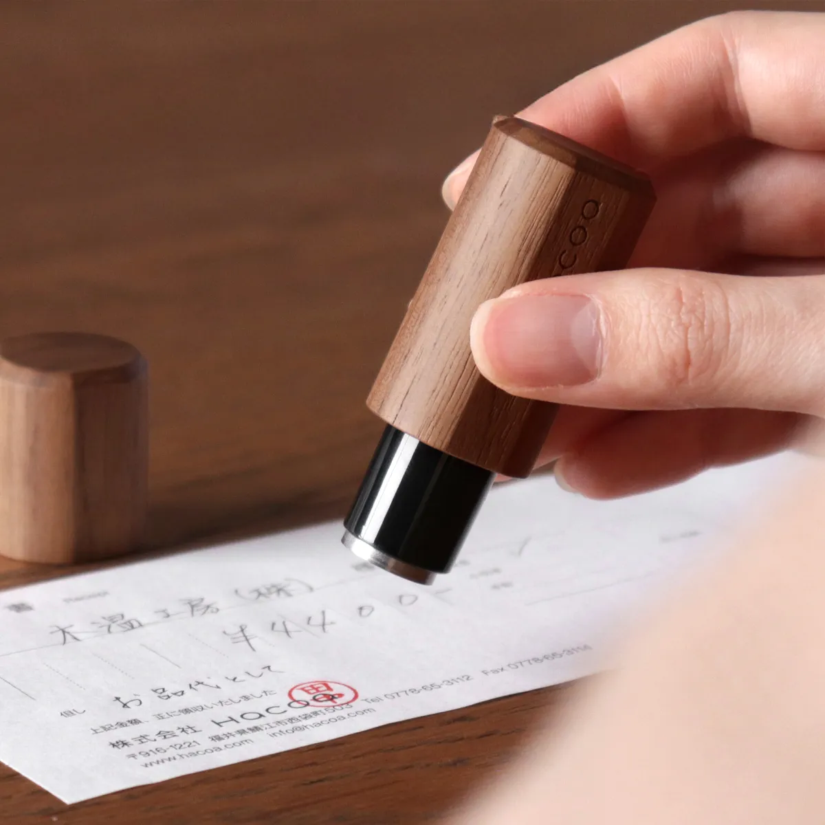 フラット面を設けることで手に収まりやすく、転がり防止にも役立ちます