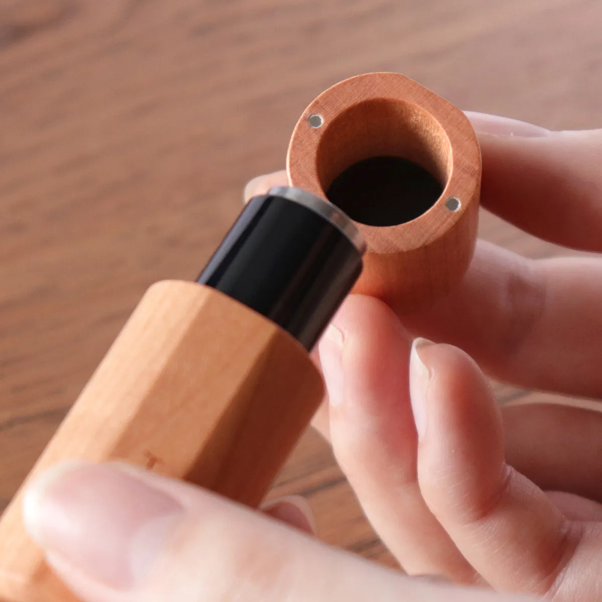 見慣れたネーム印を天然木に装着するだけで、手に取るたび心地良い、こだわりの道具へと仕立てます