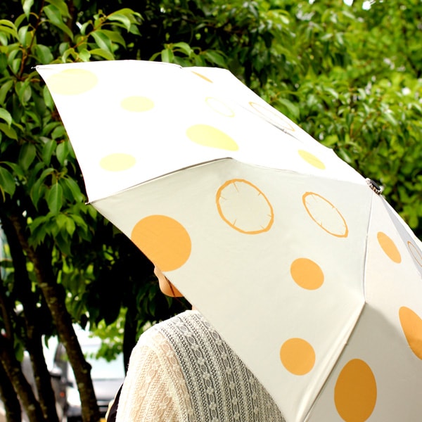 顔色を明るく見せる効果のある折りたたみ傘
