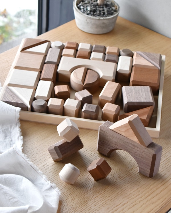 角を使って様々な積み方ができる積み木「つみつみブロック」