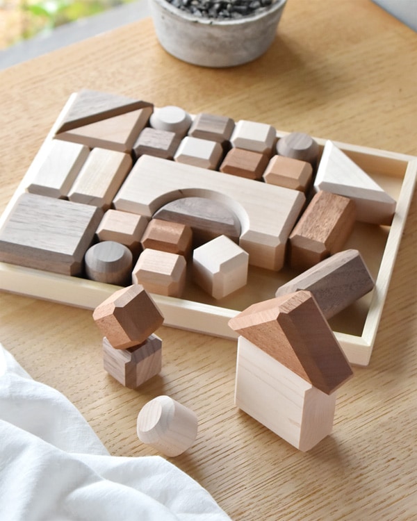 角を使って様々な積み方ができる積み木「つみつみブロック」