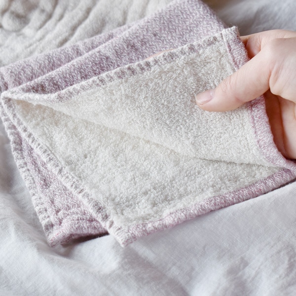 柔らかいガーゼとオーガニックコットン100％のパイルで織り上げているので、吸水性に優れ赤ちゃんの肌にも優しい素材です。