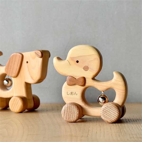 高知県産木材を使い、一つひとつお子さまが持ちやすい形と大きさに丁寧に磨きあげています。角は丸くなめらかに仕上げていますので小さなお子さまにも安心です。