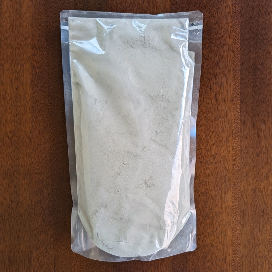 粉末銀杏草（1kg／袋）漆喰用粉末海藻糊。近畿壁材工業。銀杏草のネバネバ成分だけを粉末に。古くから使われている糊材。土壁の強化や作業性向上に。