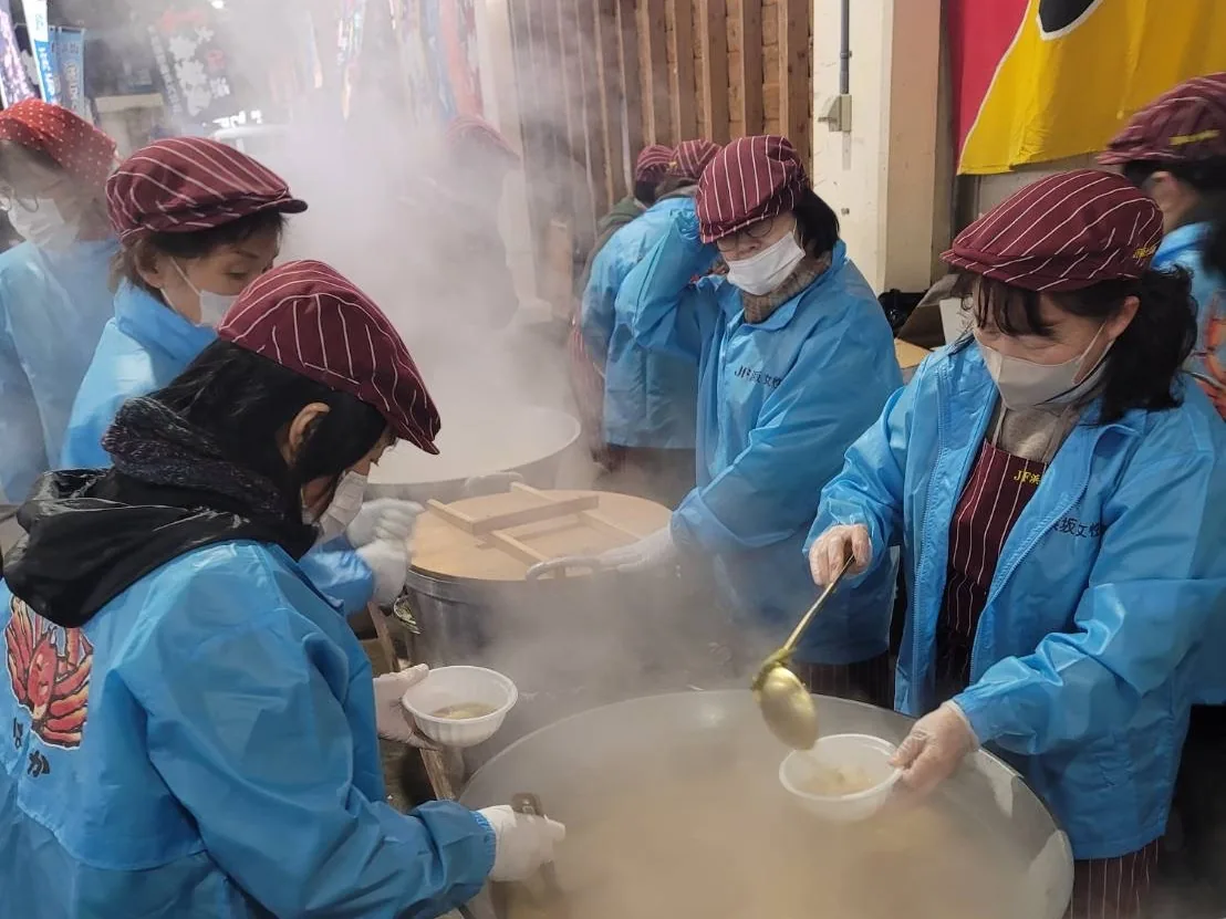 女性部のサービス風景