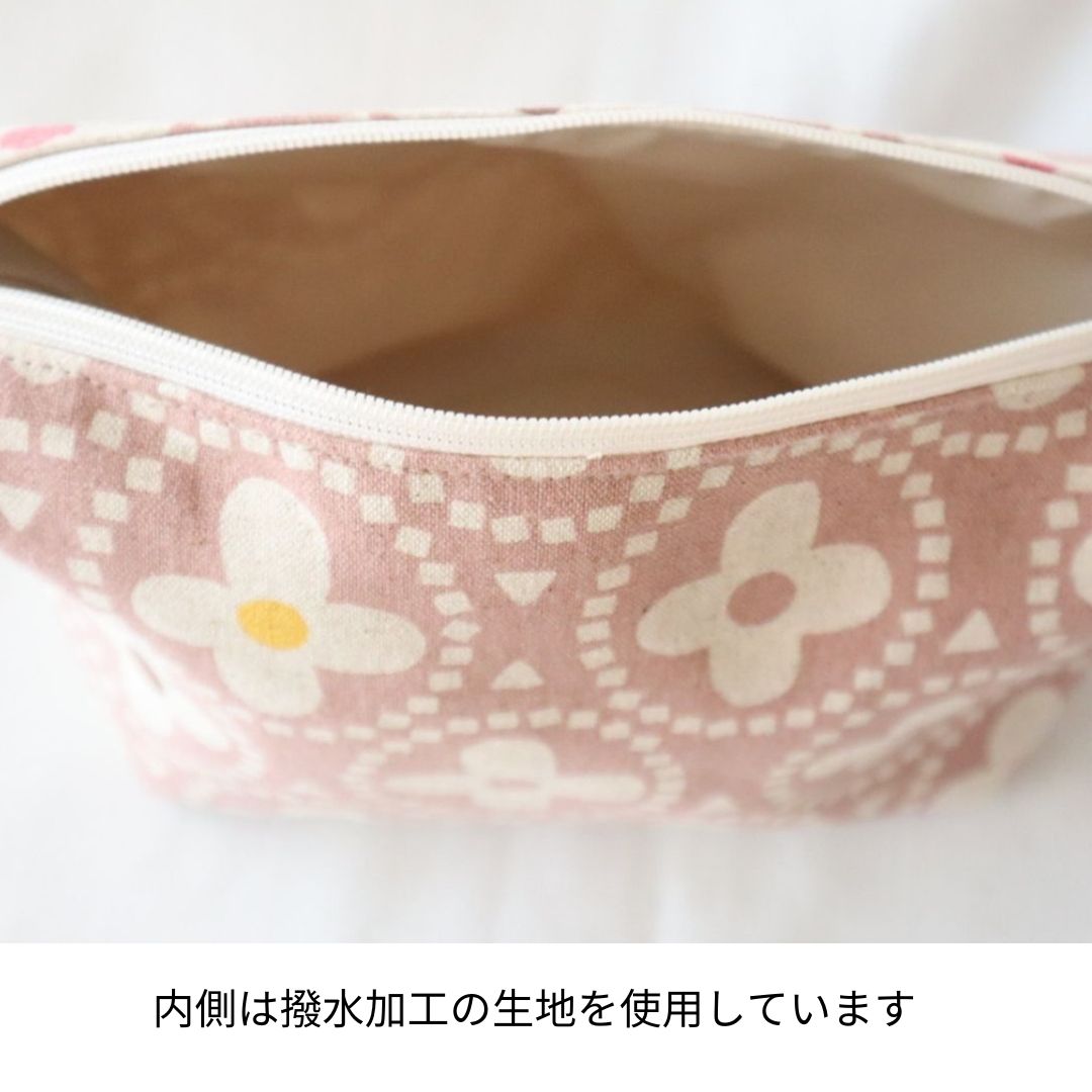 内側は撥水加工の生地を使用しています
