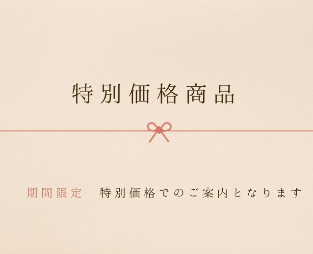 美しい刺繍の上に金彩加工をほどこしたお衣裳の、小三五親王飾り