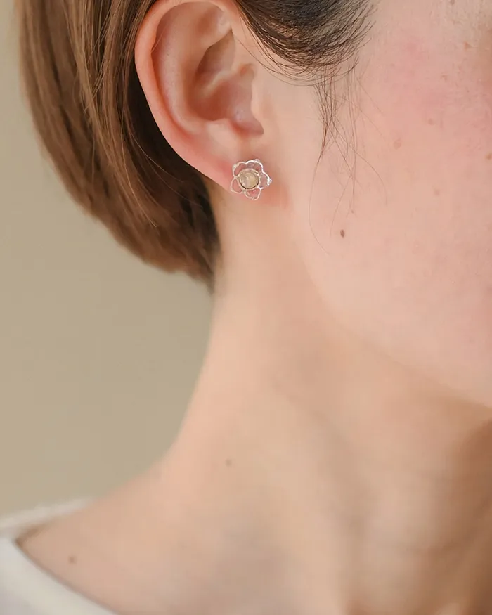 ピアス リトルフラワー1