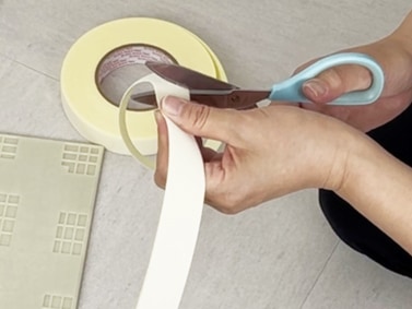 ファスナーテープをカットする様子