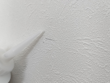 外すとタッカーの後が残ります