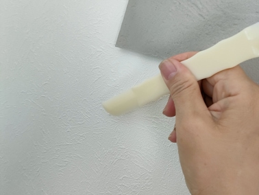 ヘラでジョイントコークを平らにします