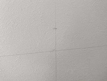 壁の中心上下左右にマークする様子