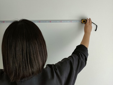 メジャーで印をつける様子