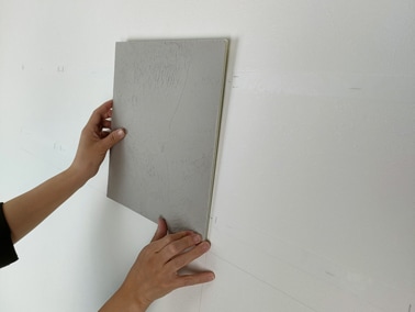 タイルを貼り付ける様子