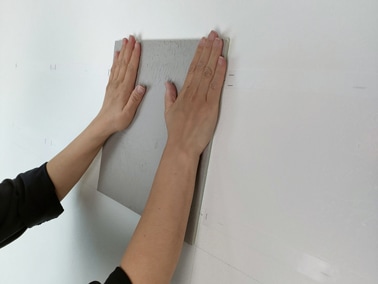 タイルを押し付ける様子