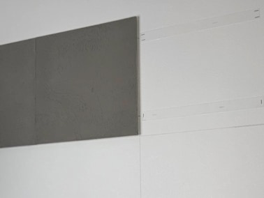 タイルを横に並べて貼る様子