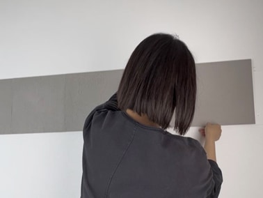 反対側もタイルを横に並べて貼る様子