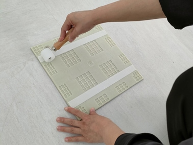 押さえローラーで圧着する様子