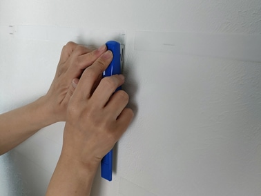 ホッチキスで止める様子