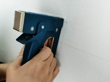 タッカーで止める様子