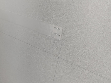 下側のファスナーテープを貼る様子