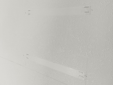 上側のファスナーテープをタッカーで止める様子