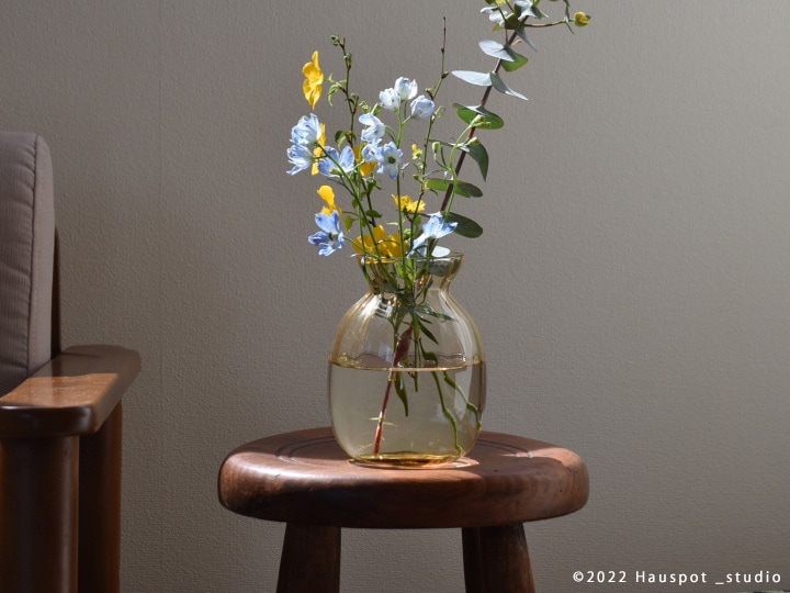 フラワーベース おしゃれ カラーガラス｜ぽってりストライプデザインの花瓶｜Mサイズ：直径6.5cm×高さ12cm｜クリア・イエロー・グレー｜SCOTT  | グリーンインテリア,フラワーベース | Hauspot ～ハウスポット～ オンライン本店