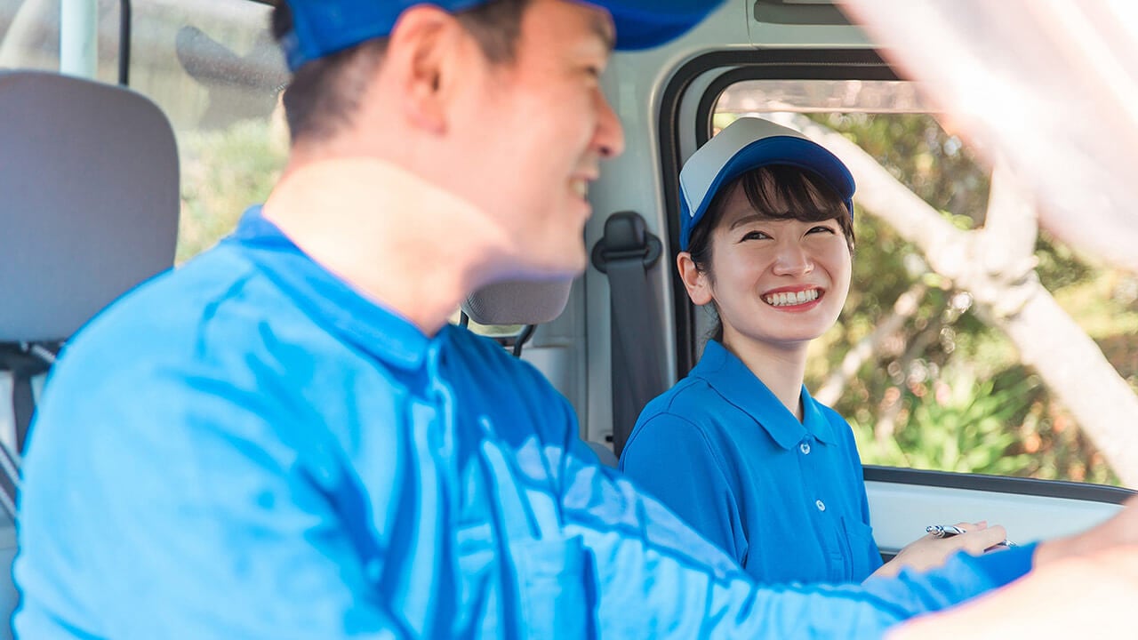 トラックの中で笑顔の男女