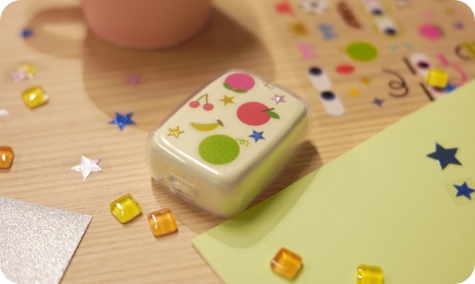 シールが貼ってあるクリアケースの写真