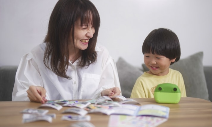 はろぷりで遊んでいる親子の写真