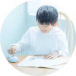 子どもが家ではろぽちを押している写真