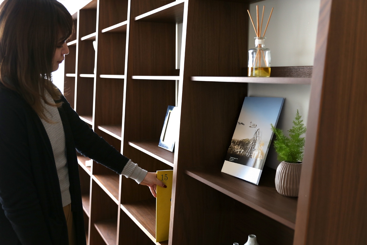 ウォルナットの壁面デスクイメージ