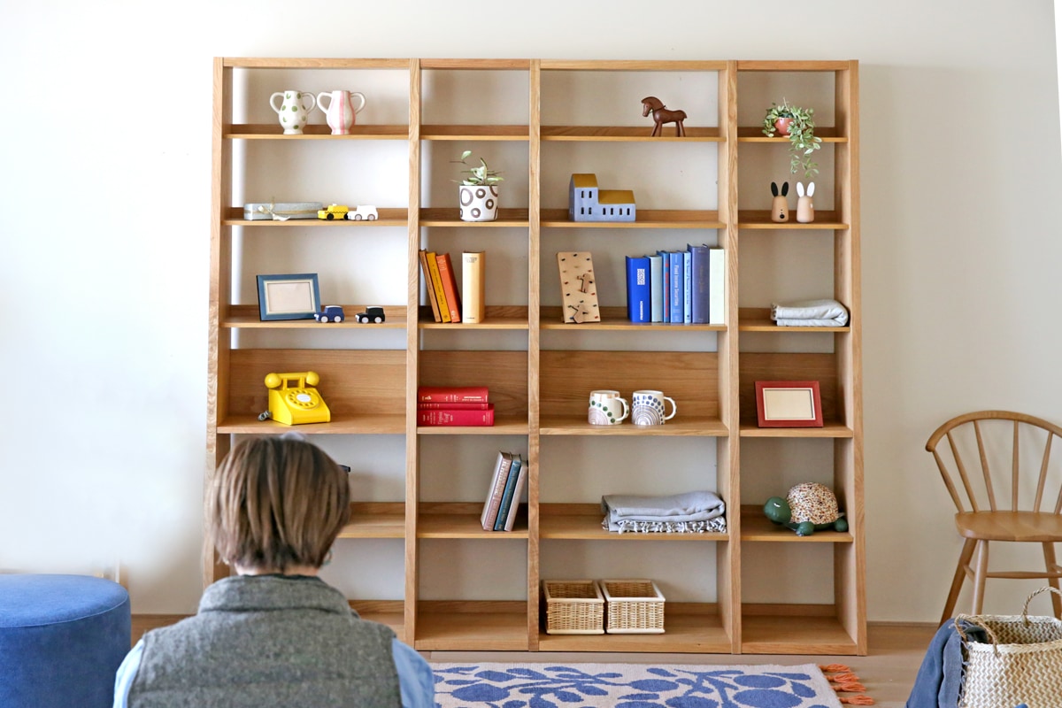 グレーのソファとホワイトオークの壁面収納セット