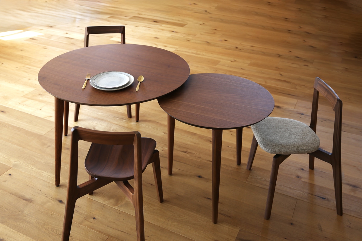 円形のダイニングテーブル