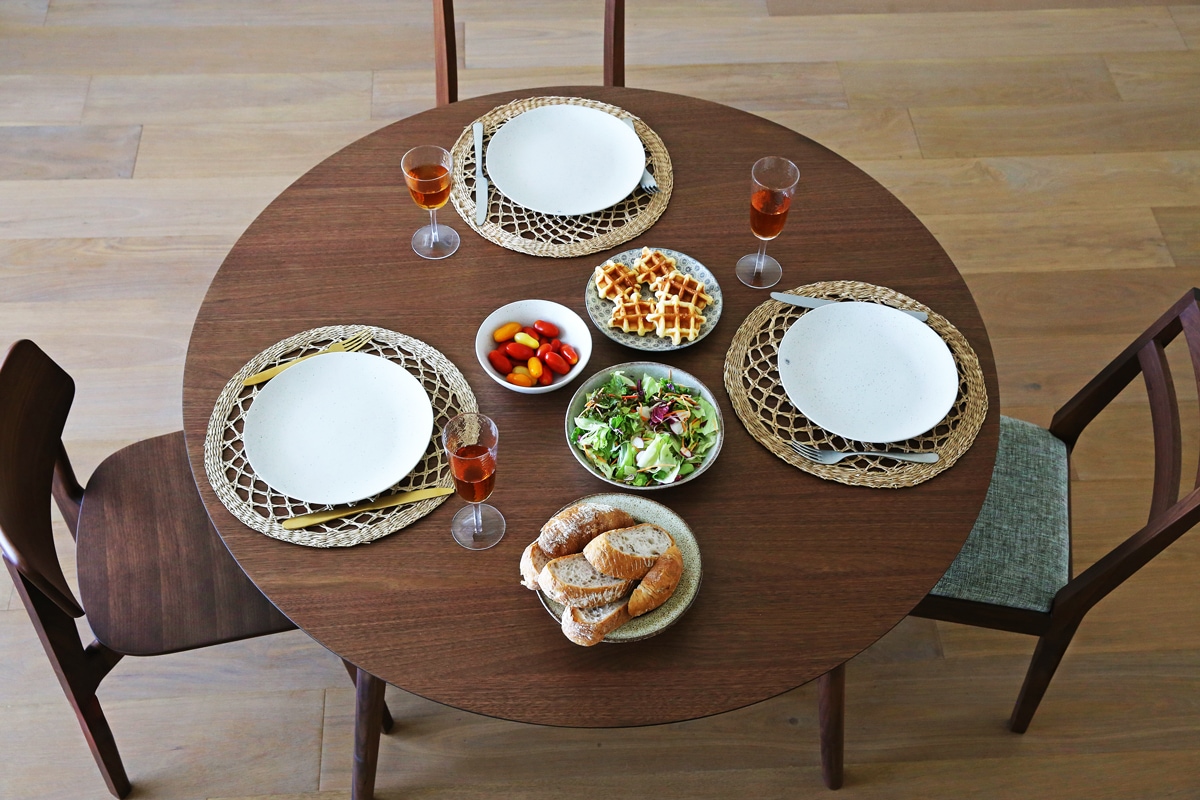 グレーの3人掛けソファ