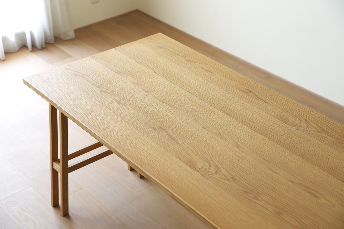 ウォルナットのデスクの天板