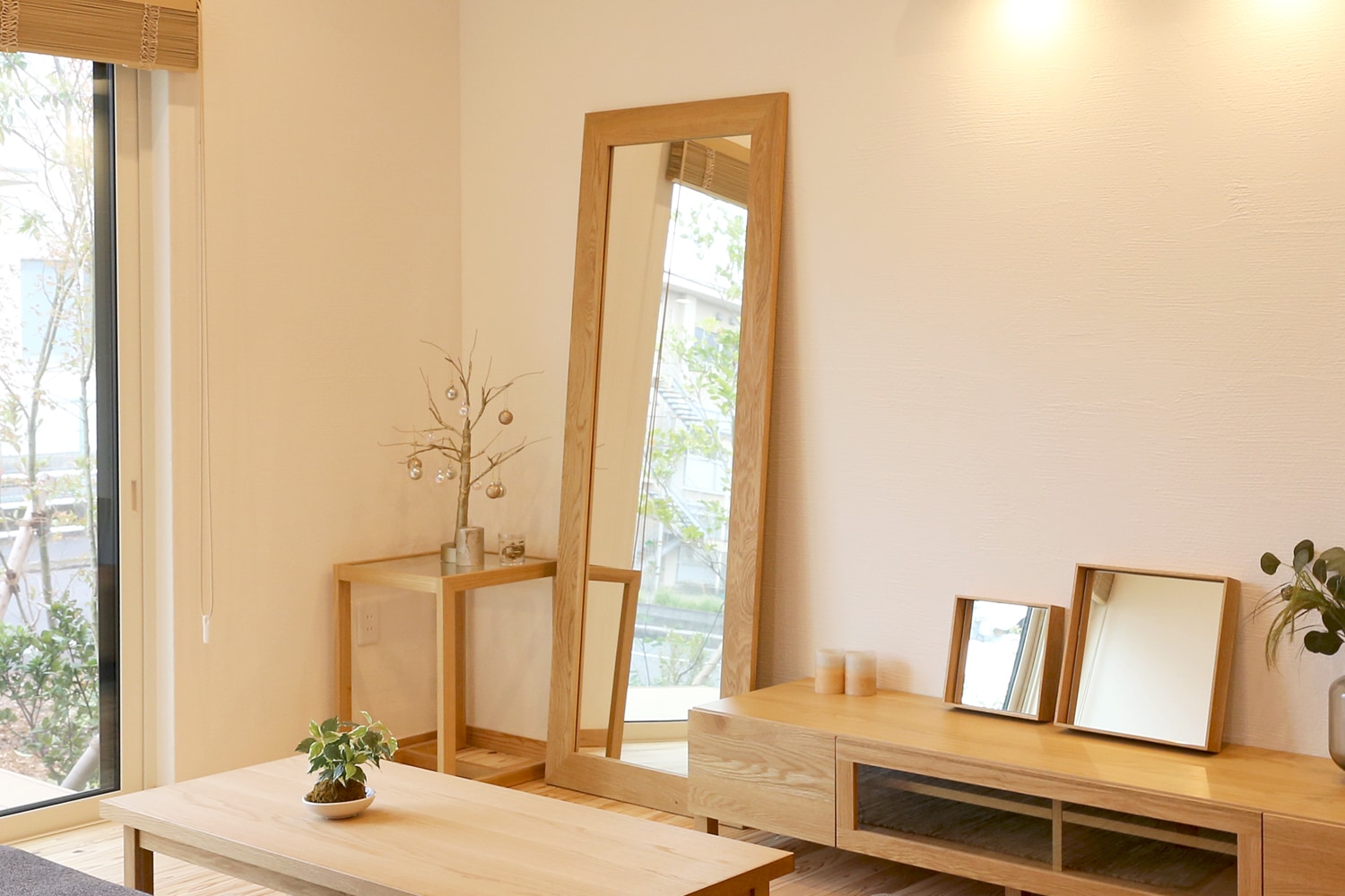 ベージュの2.5人掛けソファ