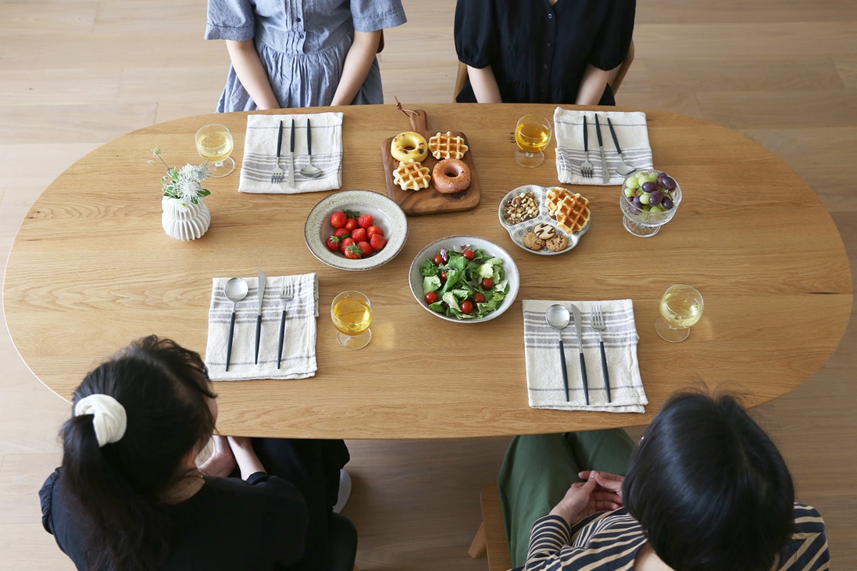 ベージュの2.5人掛けソファ