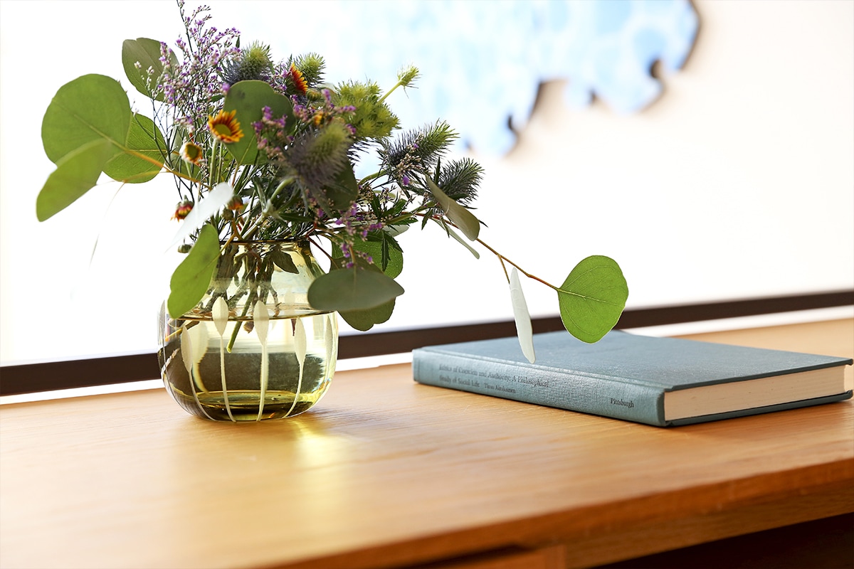 グリーンの花瓶と植物
